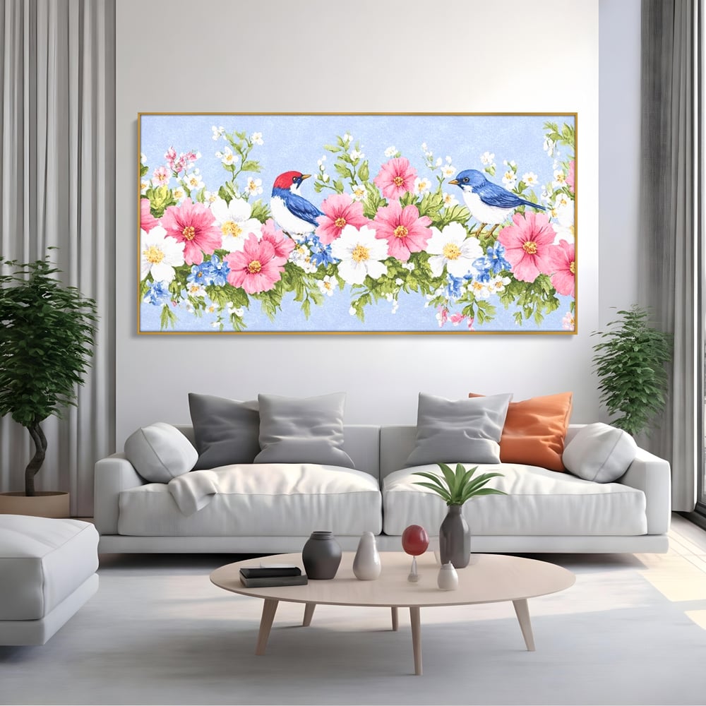 Tablou canvas cu tablou canvas cu pasari si flori pastel, in rama de aluminiu auriu, pe perete intr-un living